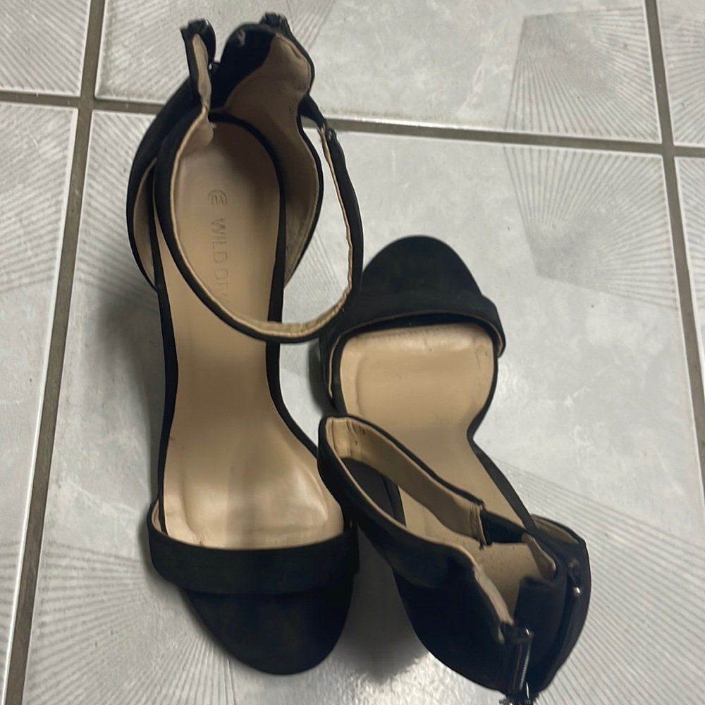 8.5 | Classic black heels with zip up detail